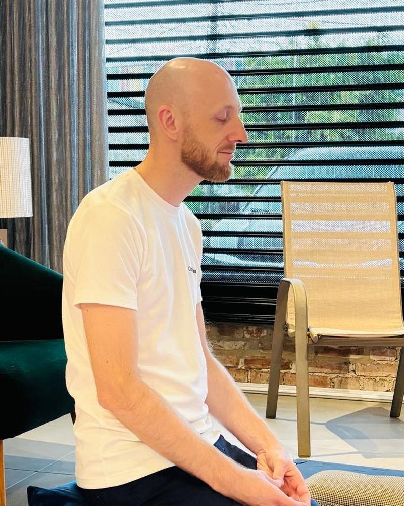 Milton Klaus Fredrich meditando sentado, constelador familiar e psicogenealogista