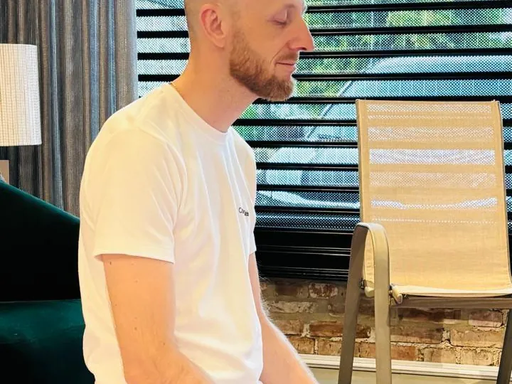 Milton Klaus Fredrich em um momento de meditação durante o atendimento