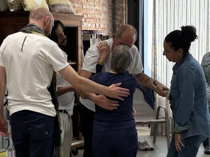 Participantes representam a família de alguém durante uma constelação presencial