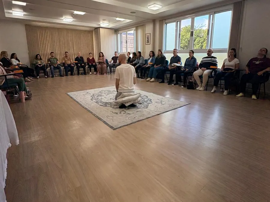 Grupo reunido em círculo durante uma imersão de constelação familiar